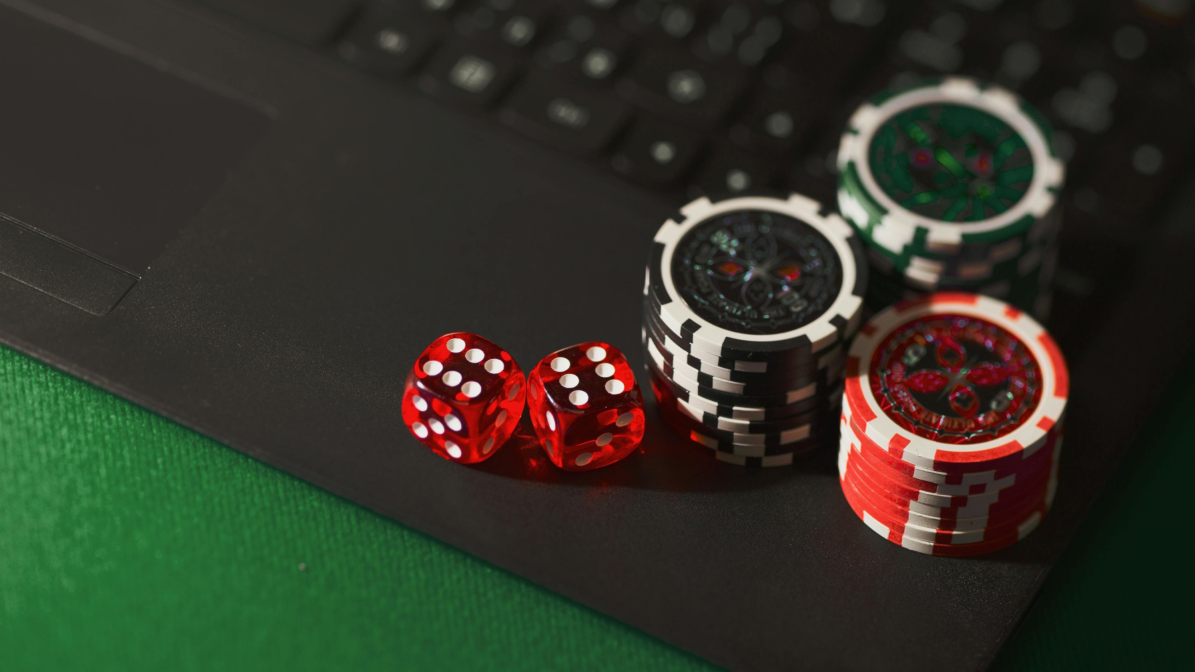 Live Teen Patti table with professional dealer on cinapaten